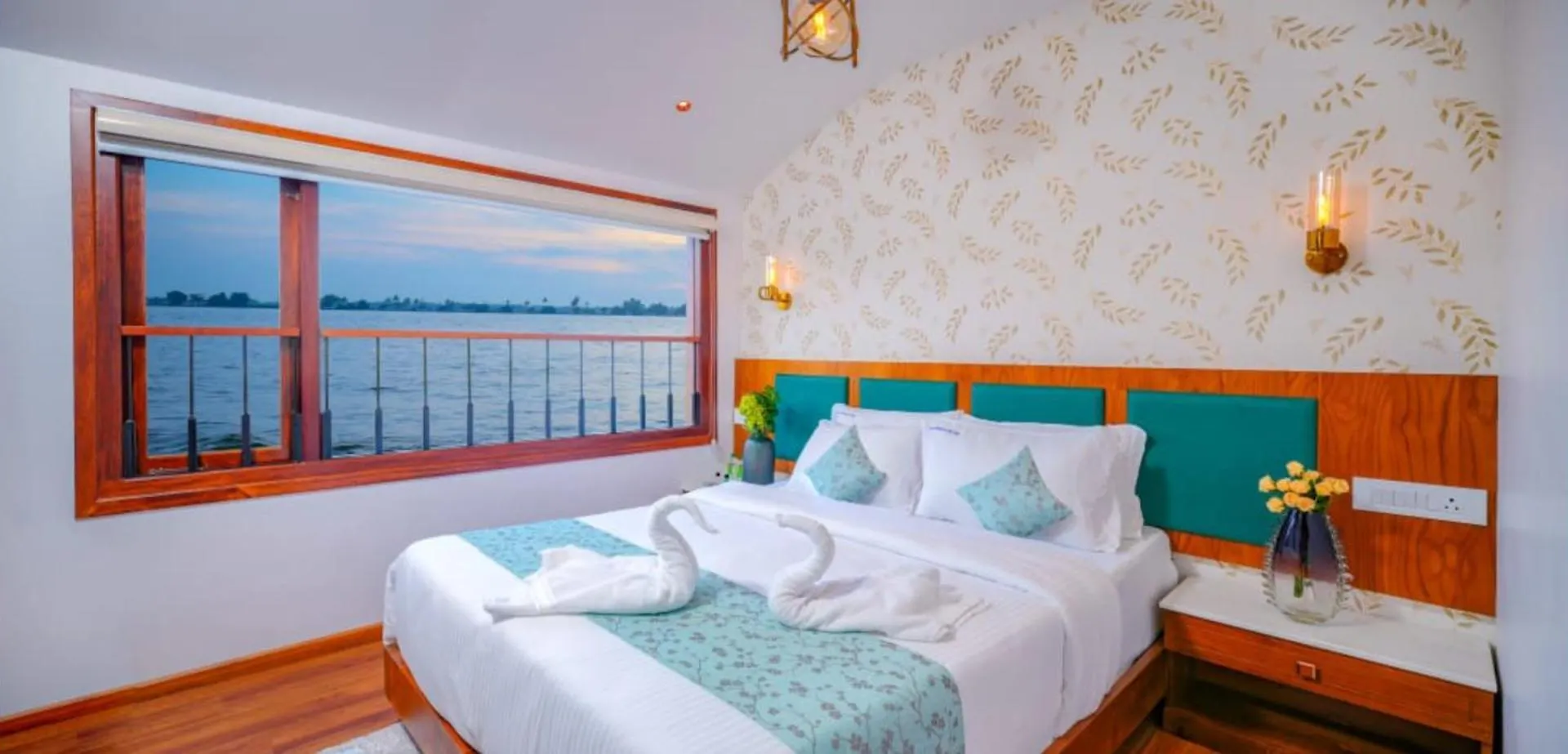 Hotel Double Decker Boathouse Alappuzha